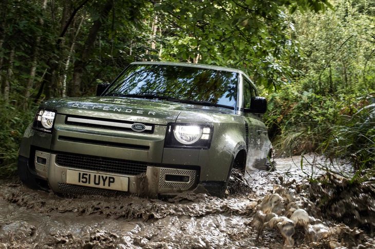 2021年モデルの「ランドローバー・ディフェンダー」（本国仕様）。