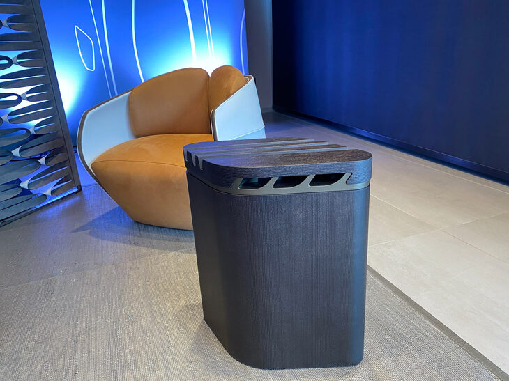 アンプトーテムの「シビリア」。スマートフォンやタブレットを上部に立てると、電源を使わずに音を拡散する。サウンドホールは、マセラティのフロントフェンダーに設けられた3連の穴にインスパイアされたという。