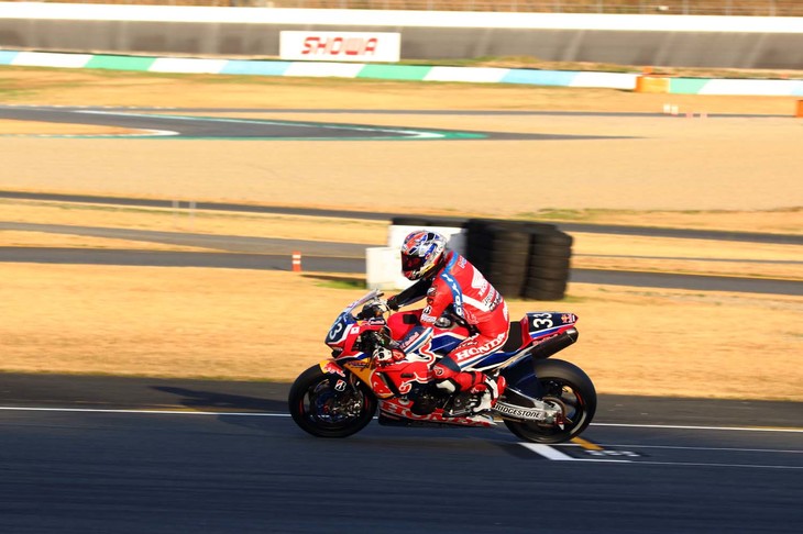 FIM世界耐久選手権2018シリーズ参戦の「ホンダCBR1000RR SP2」。これはRed Bull Honda with 日本郵便の33号車。