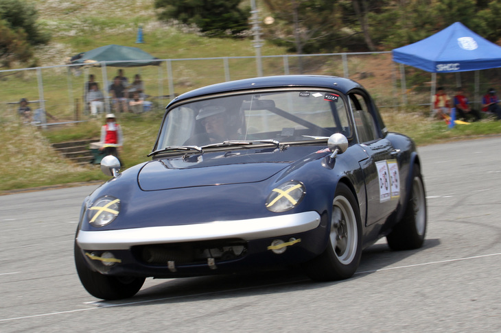 Dクラスの常連である、親子でダブルエントリーした「ロータス・エランS1」。今回は息子が3位で、父が5位。