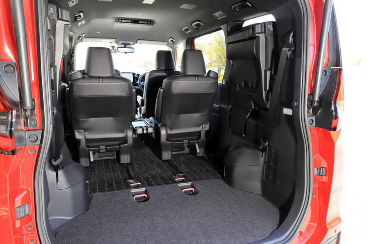 テールゲートの機能拡充を除くと、ラゲッジスペースの使用感はこれまでと同様。3列目の格納は左右跳ね上げ式で、床下にも収納が備わる。