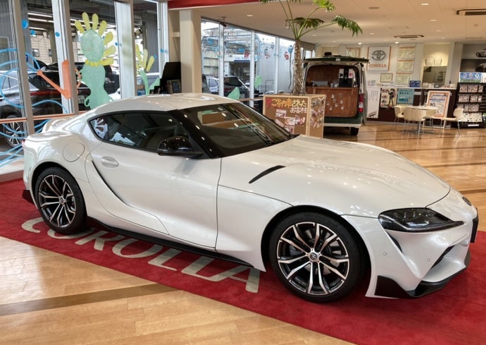 トヨタカローラ京都 山科店のシェアカー「GRスープラ」。グレードは2リッター直4ターボの「SZ-R」で、1日の使用料は1万1000円からとなっている。