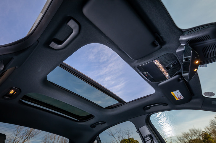 はさみ込み防止機能付きのパノラミックスライディングルーフはオプションで、22万4000円という価格設定。