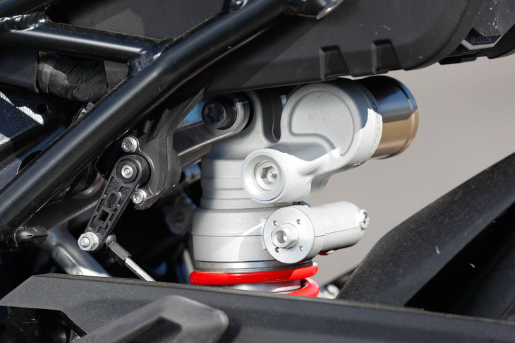 リアサスペンションはボトムリンク方式からアッパーリンク方式へと変更。上下方向からの荷重を効率よく制御するため、路面に対してほぼ直角に取り付けられている。