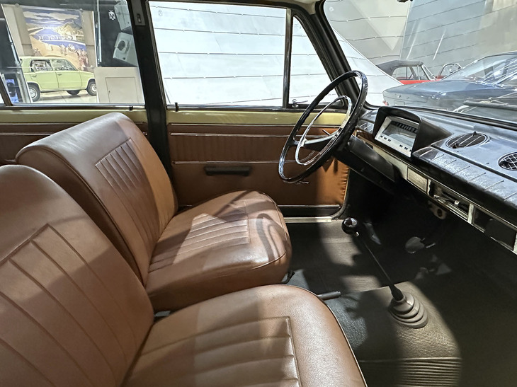 ルーミーな室内。シートはセパレートである。社会主義時代のソ連では、この「ジグリ」を広く一般に普及させる意図があったようだが、結果は限定的だったようだ。