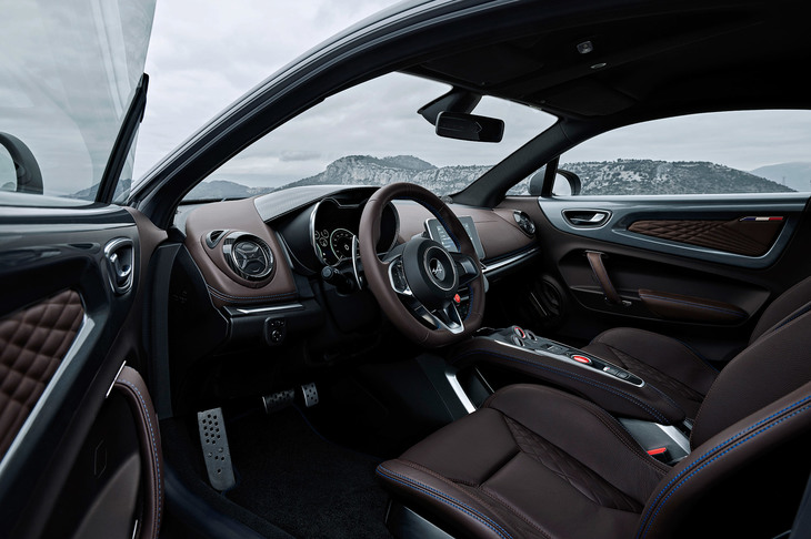 上級グレード「リネージ」のインテリア。走りを突き詰めたという「ピュア」に対し、こちらは上質感や快適性にも配慮した仕様となっている。