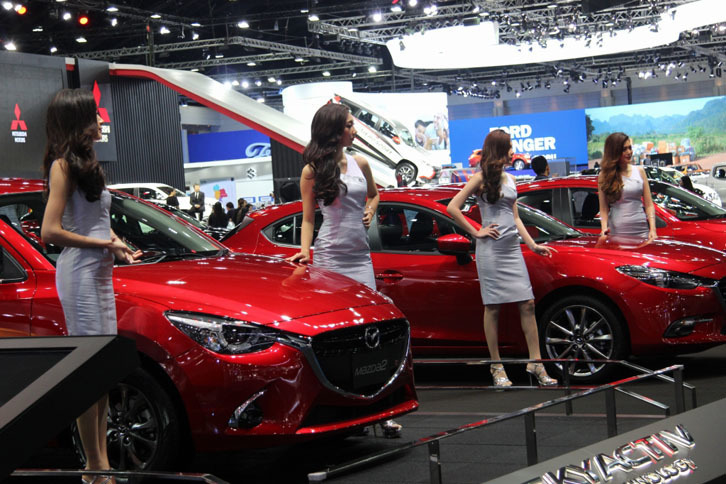 マツダブースはやっぱり赤ですよ。しかし、今年の展示車両は新たにグレーが加わったり、白や黒もあったりで、かつてのような色彩の統一感はなくなりました。ちょっとマツダっぽくないと感じたのは筆者だけでしょうか。タイでは「デミオ」が「マツダ2」、「アクセラ」が「マツダ3」というように、北米や欧州と同じ車名が付けられています。マツダ2すなわちデミオのセダンもありますよ。