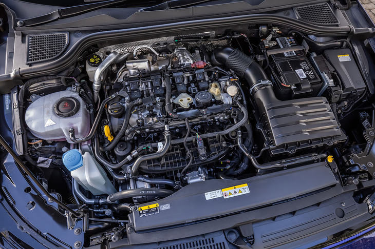 フロントに搭載される2リッター直4ターボエンジンは、先代モデルよりも10PSと20N・m強力な最高出力320PS/5350-6500rpm、最大トルク420N・m/2100-5350rpmを発生。トランスミッションは「DSG」と呼ばれる7段のデュアルクラッチ式ATが組み合わされる。