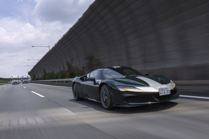 ハイブリッドシステムの開発に際しては軽量化を徹底し、システムの搭載に伴う重量増を270kgに抑制。他の箇所の軽量化とも相まって、乾燥重量を1570kgに抑えている（車検証記載値は1800kg）。