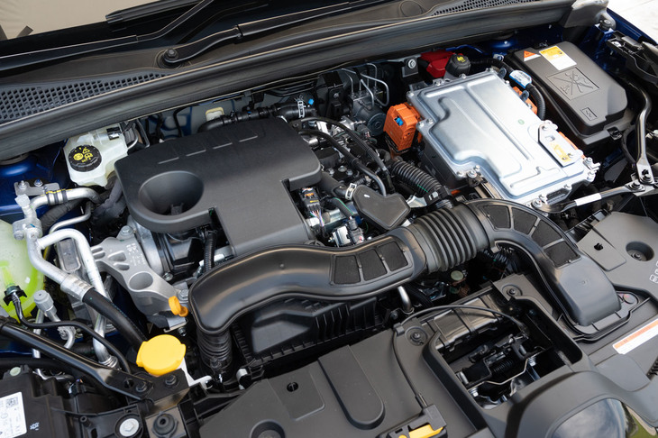 パワーユニットは、1.6リッター自然吸気ガソリンエンジンとメイン／サブの2基のモーターからなるハイブリッド機構の組み合わせ。動力の伝達や遮断、合成、変速には、「電子制御ドッグクラッチマルチモードAT」と呼ばれる機構を採用している。