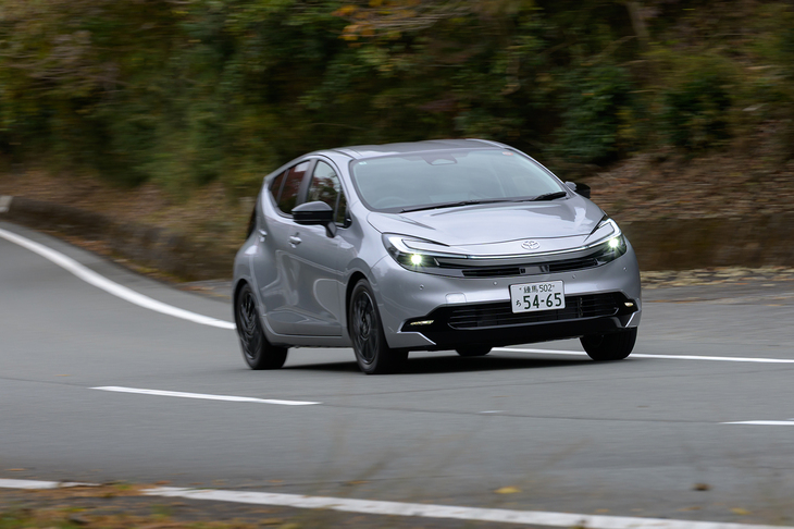 停止直前のブレーキの抜きを自動化した「スムーズストップ」も新しい。普段から自分でやっている人には効果が感じられないかもしれないが、意を決してブレーキを踏みっぱなしで停止してみると、確かに揺り戻しが小さく感じられた。