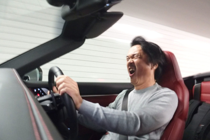 ソフトトップを開けていざ首都高へ。開閉に要する時間はそれぞれわずか12秒ほどで、50km/hまでであれば走行中もトップの開閉操作が行える。