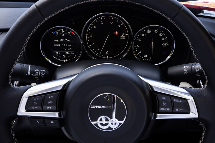 機械式の3眼メーターは、ベース車のものをそのまま使用。ステアリングホイールのセンターには、ミツオカのエンブレムが入れられている。