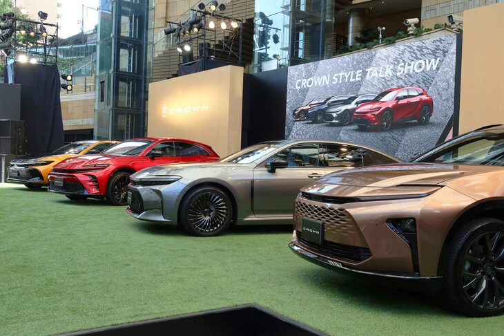 2023年10月に東京・六本木ヒルズで開催された、「クラウン」のブランディング説明会にて。　
	清水「こうして4台が並ぶ機会があると、どうしても他の3台に目がいっちゃうんだよねぇ」