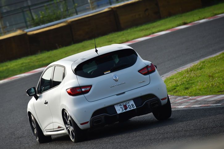 筑波サーキットを駆けぬける「ルーテシアR.S.トロフィー」。ほかのルーテシアR.S.に比べ、よりクイックなステアリングと、変速スピードを短縮したATが与えられている。