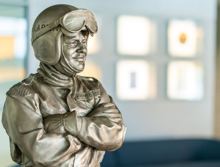 マクラーレン・テクノロジー・センター（MTC）には、創設者ブルース・マクラーレンのブロンズ像が飾られている。