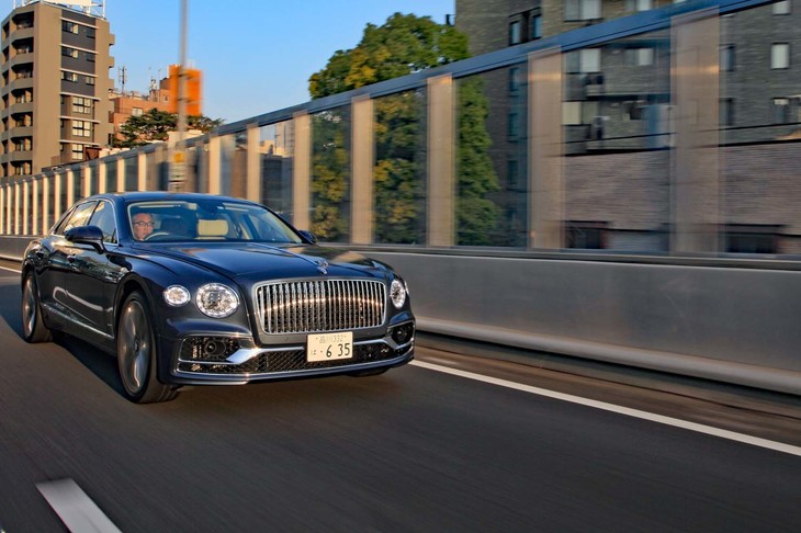 サスペンションはフロントがダブルウイッシュボーン式でリアがマルチリンク式。48Vの電気システムでボディーのロールを抑制する「ベントレーダイナミックライド」が備わる。