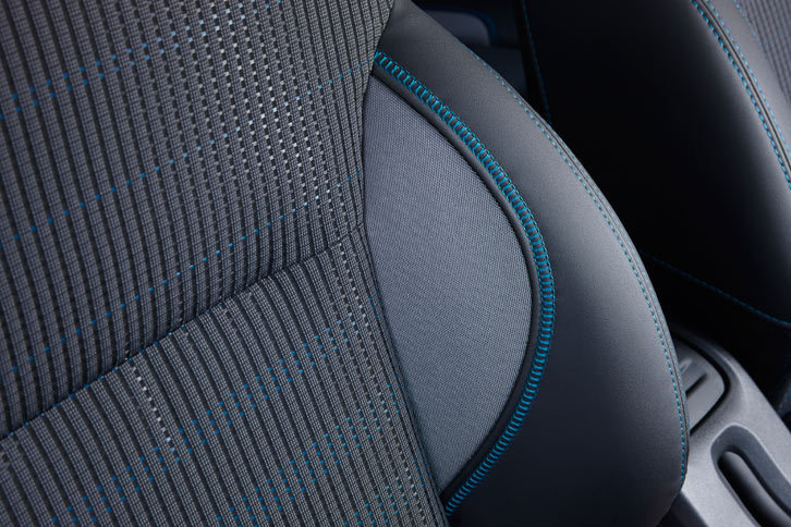 シートに施されたグリーンのステッチ。よく見ると、背もたれのファブリックにもグリーンのアクセントが用いられている。