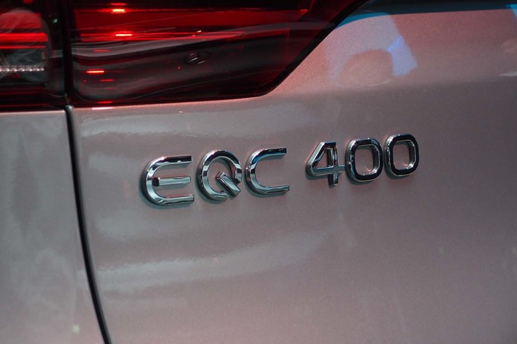 リアエンブレム。スタンダードモデルの「EQC400 4MATIC」（写真）は、2020年春に国内でのデリバリーが開始される。
