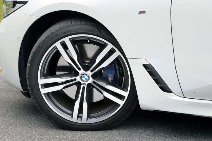 「640i xDriveグランツーリスモMスポーツ」には20インチのタイヤ＆ホイールが標準装備となる。タイヤは「ピレリPゼロ」のランフラットタイプが装着されていた。