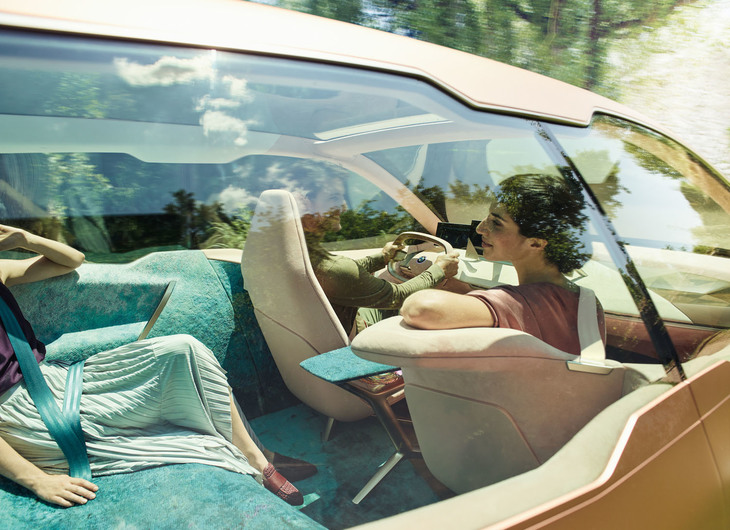 「BMWヴィジョンiNEXT」のインテリアは、未来感とともに、1955年「シトロエンDS」のサロン的開放感を思い起こさせる。