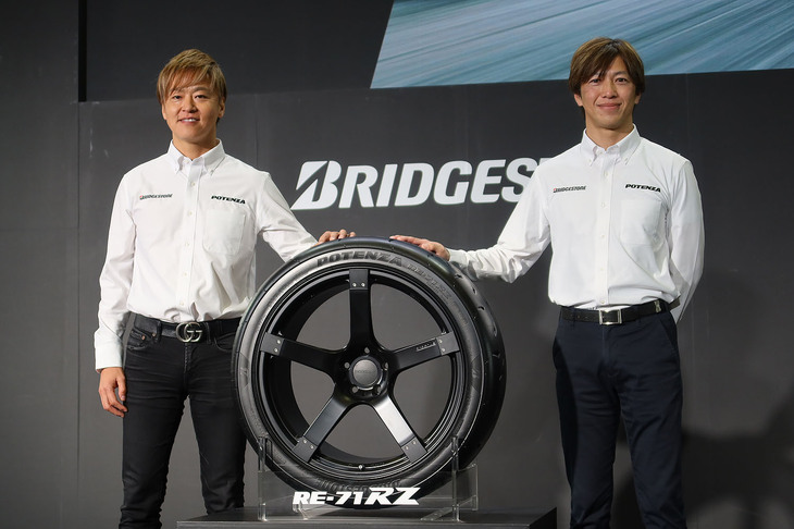 開発にかかわった2人のプロドライバー、佐々木雅弘氏（写真左）と立川祐路氏（同右）も登壇。「ポテンザRE-71RZ」の魅力を紹介した。