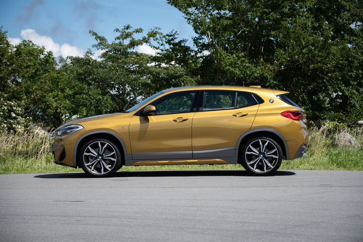 ボディーサイズは全長×全幅×全高＝4375×1825×1535mm。「X1」よりも80mm短く、5mm狭く、65mm低いスタイリングとなっている。