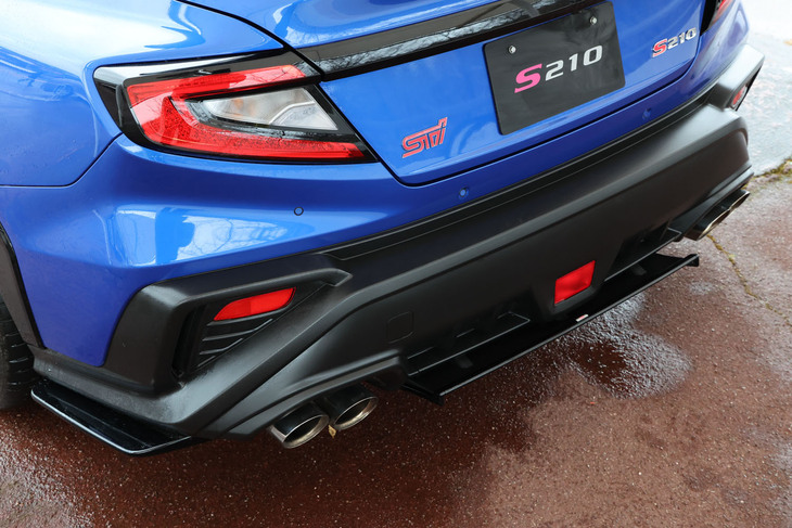 エンジンの回転域が高まるほどに、気分を盛り上げてくれるサウンドを奏でるマフラー。新設計された低背圧エキゾーストシステムが、低速トルクのアップと高回転域での伸びを両立させ、加速レスポンスの向上を実現するという。