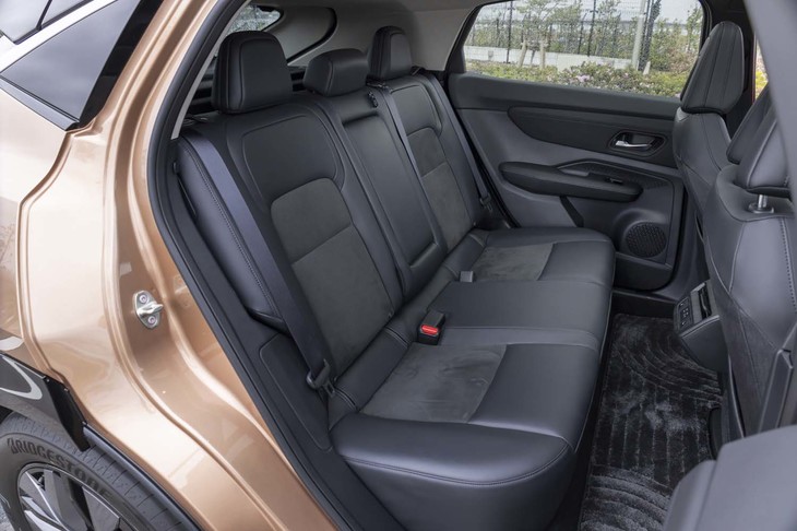 リアシートの足もと空間はご覧のとおりの広さ。特徴的な石庭調のフロアマットはディーラーオプションで用意される。