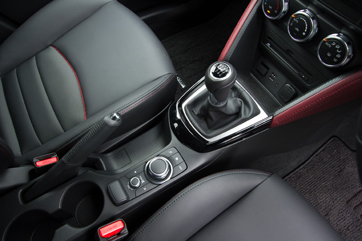 「CX-3」に搭載されるエンジンは1.5リッターディーゼルターボのみ。駆動方式はFFと4WD、トランスミッションは6段ATと6段MTから選択できる。今回は6段MT仕様の4WD車に試乗した。