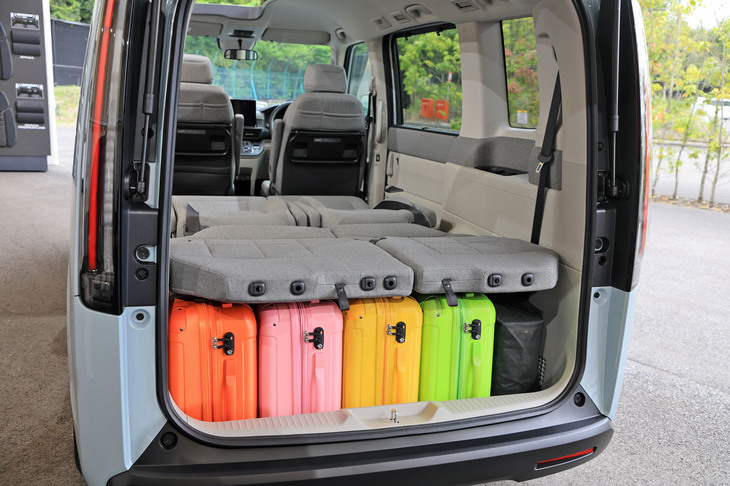 新型「ホンダ・ステップワゴン」取材会場の様子（カットモデル）