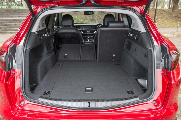 後席（左席および中央席）を倒した状態の荷室。フロアには荷物を固定するためのフック類が装着される。