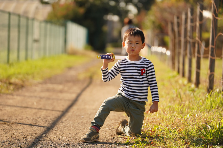ひとりで「たたかいごっこ」をしている息子を望遠レンズで狙っていたら、カッコいい写真が撮れた。（藤沢）