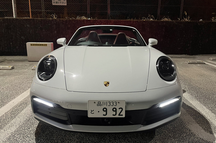 今回試乗した「911カレラ カブリオレ」は2022年5月登録の車両。新車販売時の車両本体価格は1654万円で、これに452万7000円のオプションアイテムが盛り込まれており、トータルプライスは2106万7000円であった。
