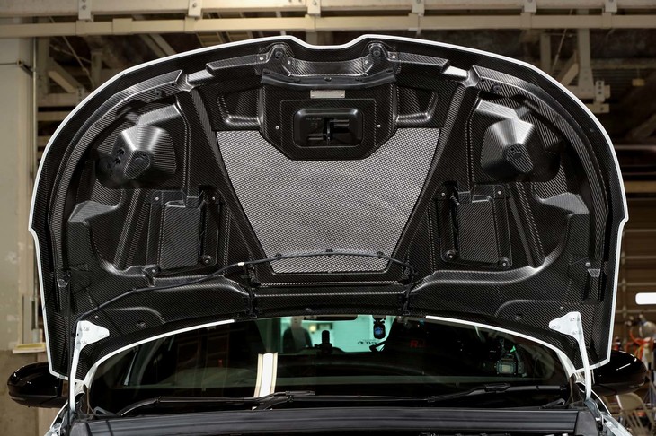 ボンネットはカーボン製となる。（写真は持ち上げたボンネットの裏面）