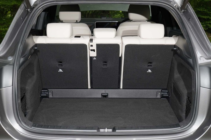 メルセデス・ベンツGLA200d 4MATIC（ラゲッジスペース）