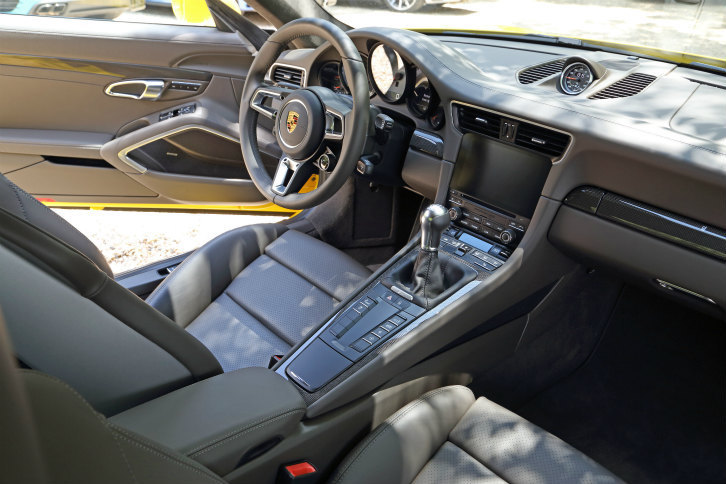 「911カレラ4S」のインテリア。「カレラ4」「カレラ4S」とも、日本市場でも7段MTと7段AT（PDK）の両方が設定される。