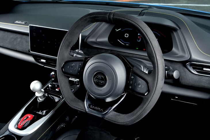 ステアリングホイールは上下を押しつぶしたような独特の形状。パワーステアリングが付いている。