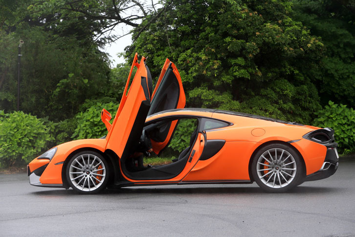 2016年3月のジュネーブショーでワールドプレミアを果たした「マクラーレン570GT」車両価格は2752万7000円。