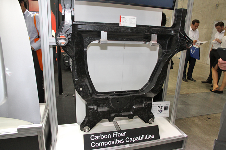 マグナがフォードと共同開発中というCFRP製のフロントサブフレーム。製品化の時期については未定とのことだった。