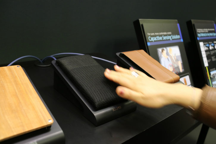 アルプス電気による車載用静電入力デバイス。極めて感度が高く、革や木材、ファブリックといった素材を用いても、ジェスチャーやタッチによる入力操作が可能。