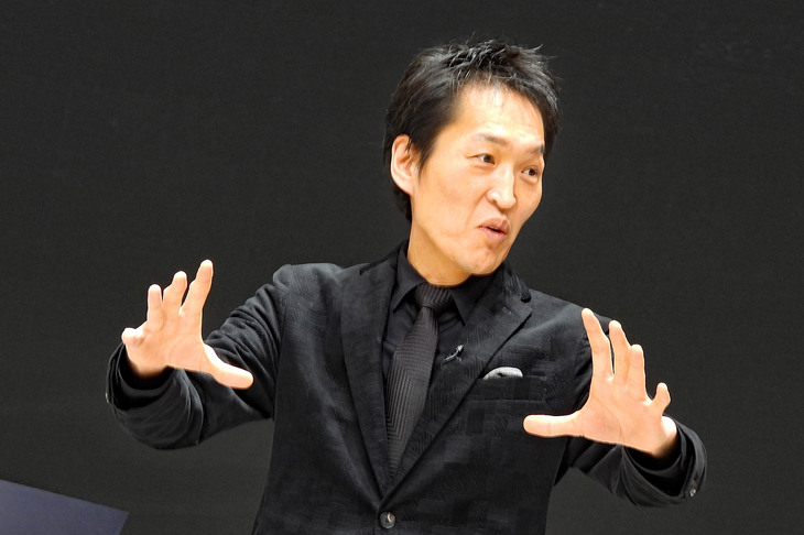 自分にとってのクルマを「（漫才でコンビを組む）せいじ以上の相方ですね」とボケてみせた千原ジュニアさん。千原さんいわく、「愛車」という言葉は日本独特のものとのこと。これには日産の星野朝子副社長も、「これからも『シーマ』や『セドリック』のように、皆さんに愛されるクルマをつくっていきたい」と感嘆の様子だった。