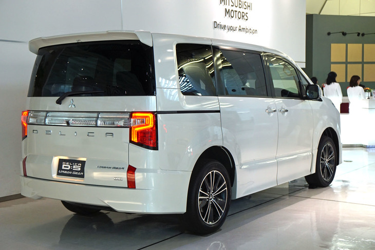 リアやサイドの見た目は小規模な変更が加えられたのみで、従来型の面影が多分に残っている。