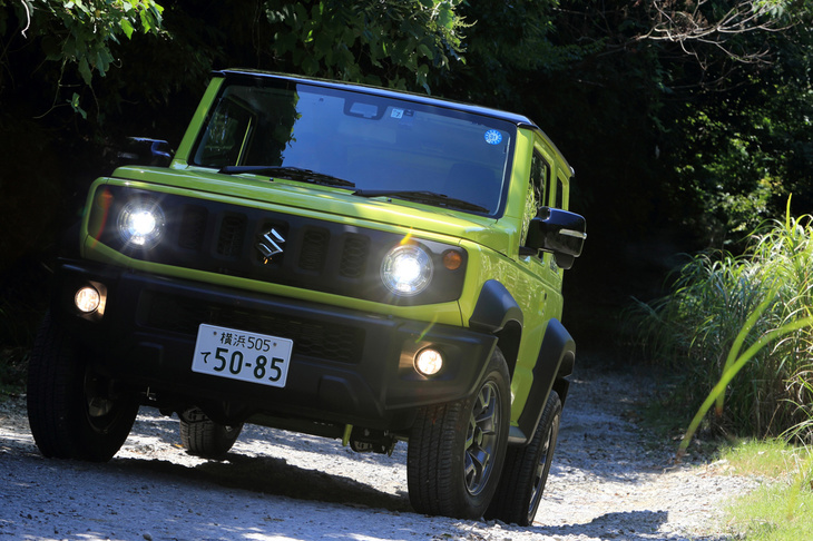 オーバーフェンダーが勇ましい、「ジムニー」の登録車バージョンである「ジムニーシエラ」。初代ジムニーのころから存在した派生モデルで、「800」や「1300」「ワイド」などと呼ばれていた時期も含めると、これが4代目のモデルとなる。