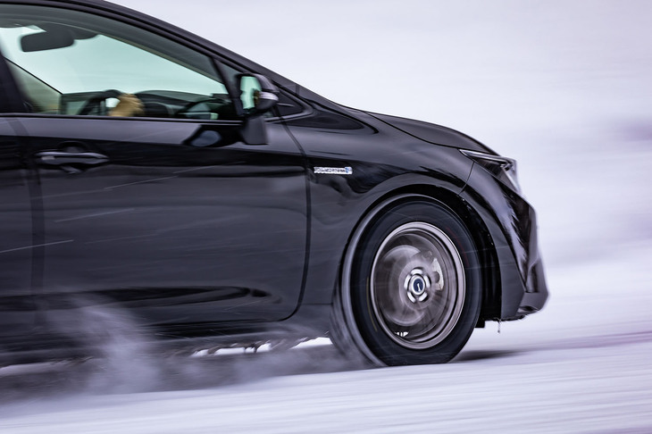 乗り心地のよさや、ロードノイズの低さも「アイスガード7」の魅力。エコタイヤ「ヨコハマ・エコスES31」と同等レベルという低燃費性能も兼ね備えている。