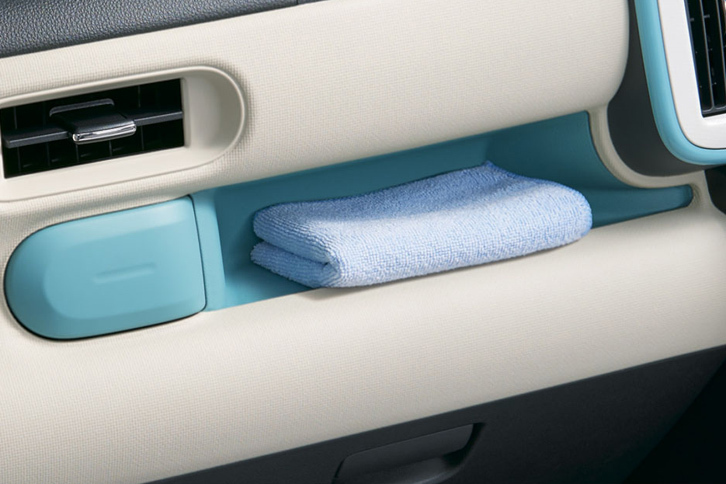 助手席の前にはインパネトレイが用意される。スマートフォンやタオルなど、ちょっとした小物を置いておくのに適したスペースだ。