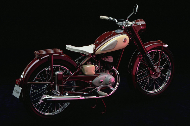 ヤマハにとって初のオートバイとなった1955年型「YA-1」。「バイクといえば黒一色」という時代に、栗茶色のスリムな車体で話題を呼んだ。動力性能も申し分なく、1955年7月の第3回富士登山レースや同年11月の第1回浅間火山レースで上位を独占。3年間で約1万1000台が世に送り出された。