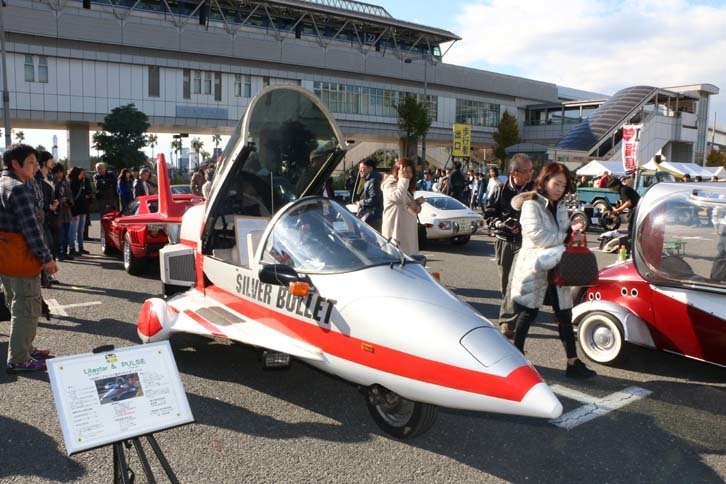 翼をもがれた飛行機に見える「バルス」は、なんとバイク。日本には3台が存在するという。キャビンは、まるでジェット機のコックピット。直進安定性に優れるが、コーナリングは苦手だそうだ。