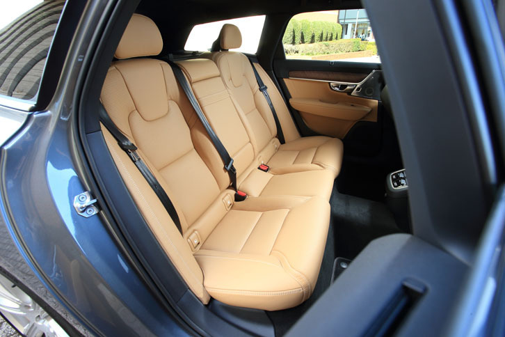 こちらは、同じ「V90 T6 AWD インスクリプション」の後席。ドライバーの後方視界を確保すべく、乗員不在時は、左右席のヘッドレストを倒すことができる。