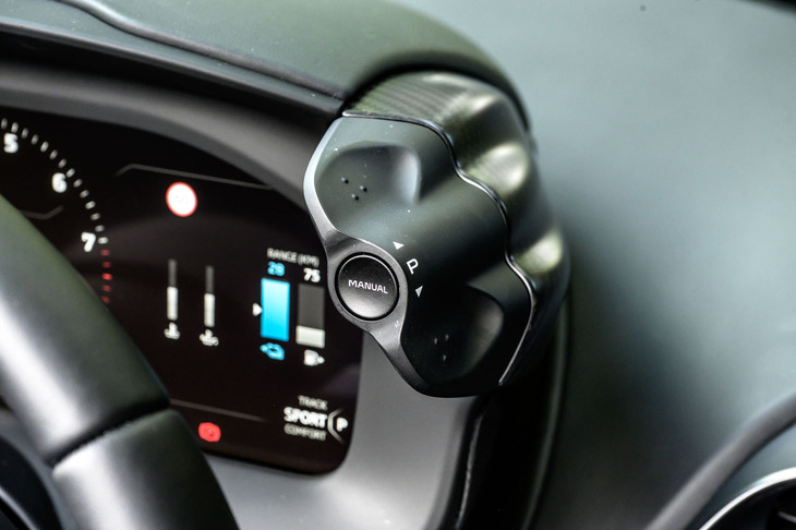 反対側のパワートレインコントロールのスイッチ。始動時はEV走行優先の「Eモード」で、「スポーツ」「トラック」だとエンジンがかかりっぱなしになる。軸の部分にあるのはマニュアル変速モードのボタン。